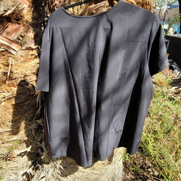 NWT Moisture Control 4 way stretch 3 front pocket scrub top - Picture 4 of 5